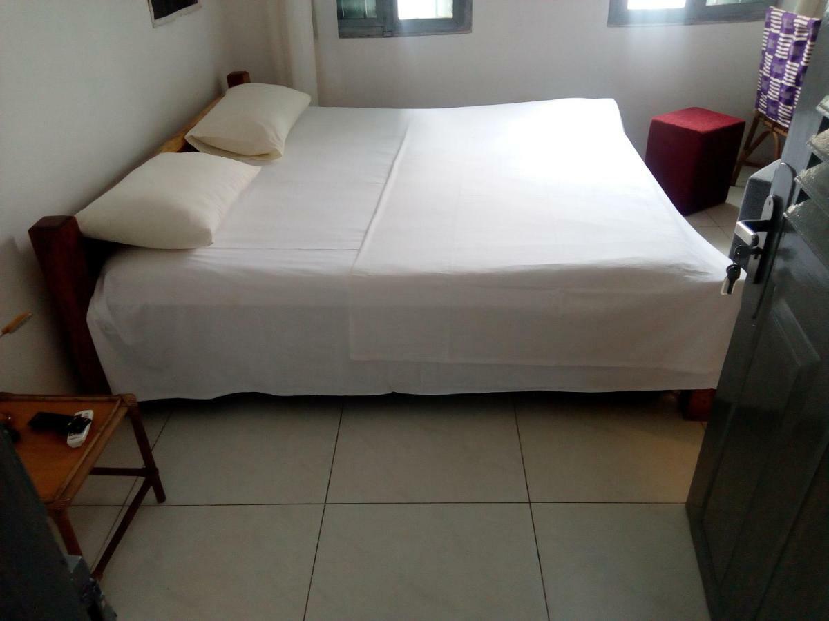 Ezime Guesthouse Accra Ruang foto